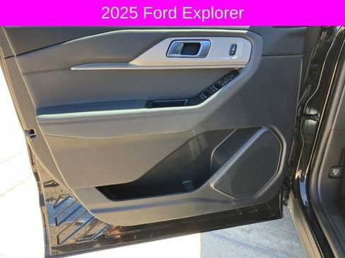 Used 2025 Ford Explorer Active image 31