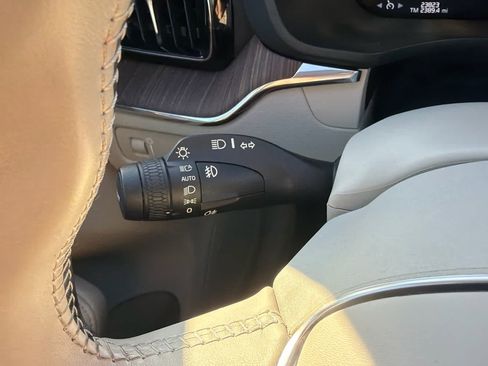 Used 2021 Volvo XC60 T5 Momentum w/ Premium Package image 33