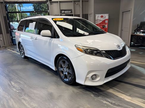 Used 2017 Toyota Sienna SE FWD image 1