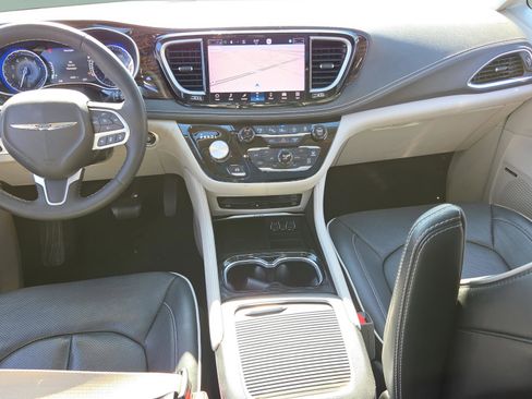 Used 2023 Chrysler Pacifica Limited w/ Uconnect Theater Family Group image 15
