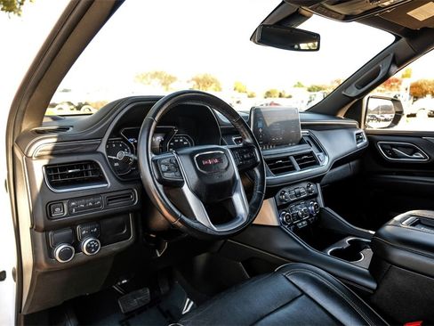 Used 2021 GMC Yukon XL SLT image 2