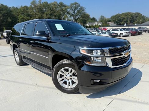 Used 2018 Chevrolet Suburban LT image 3