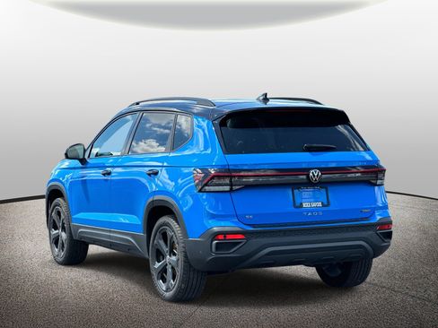 Used 2025 Volkswagen Taos SE AWD/4WD image 3