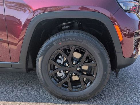 New 2025 Jeep Grand Cherokee Altitude image 11