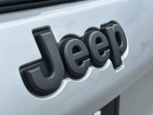Used 2025 Jeep Compass Trailhawk AWD/4WD image 7