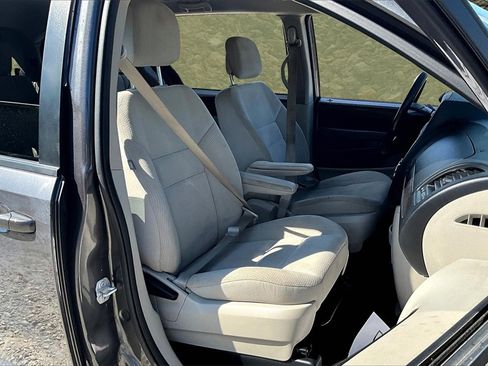 Used 2018 Dodge Grand Caravan SE w/ UConnect Hands-Free Group image 7