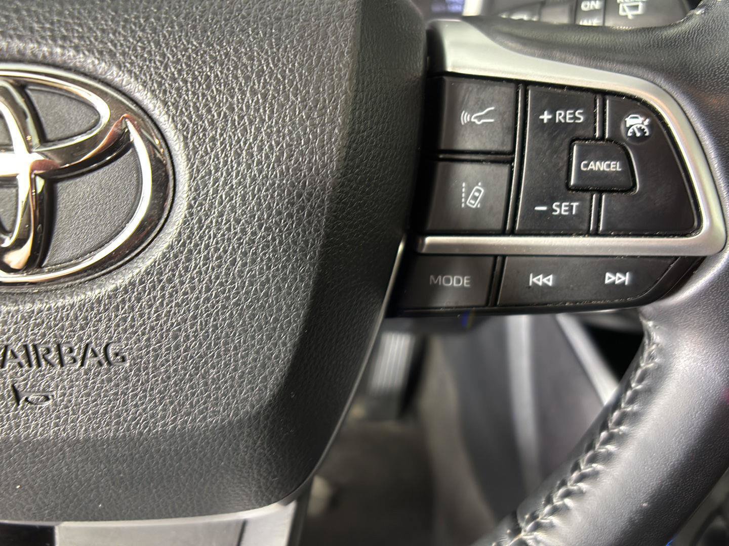 Used 2023 Toyota Highlander XLE AWD/4WD image 34