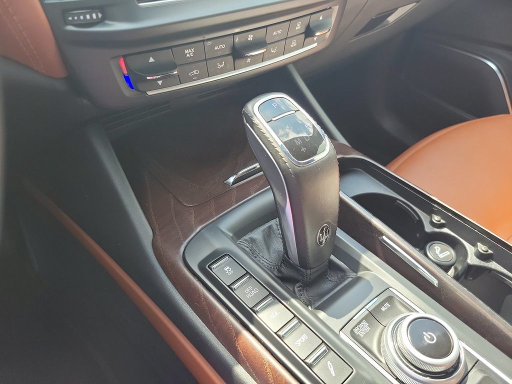 Used 2021 Maserati Levante GranLusso AWD/4WD image 16