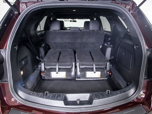 Used 2018 Ford Explorer XLT image 9