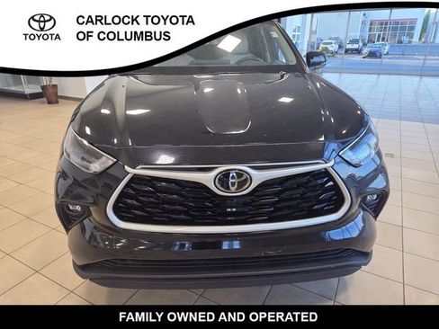 Used 2023 Toyota Highlander XLE FWD image 3