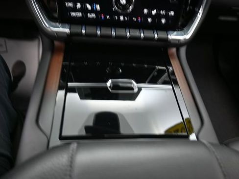 Used 2025 GMC Yukon XL Denali AWD/4WD image 11