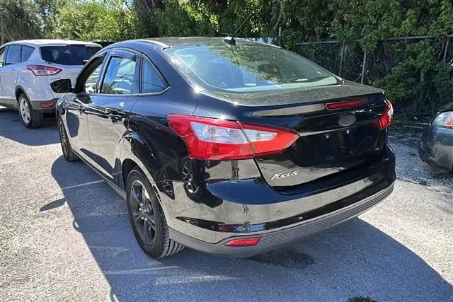 Used 2014 Ford Focus SE w/ SE Winter Package FWD image 2