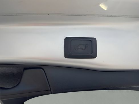 Used 2019 Toyota RAV4 Limited FWD image 19