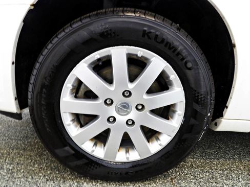 Used 2013 Chrysler Town & Country Touring FWD image 18