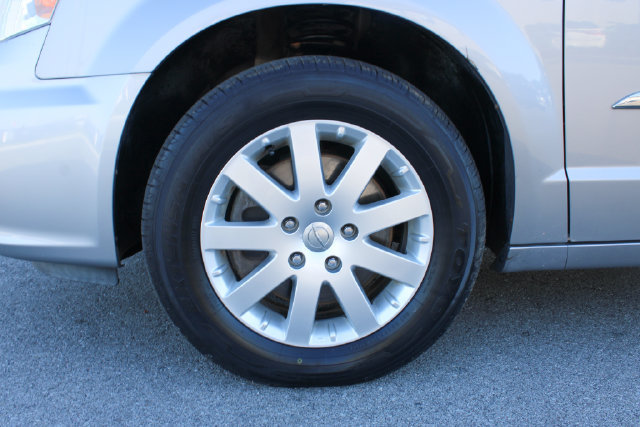 Used 2016 Chrysler Town & Country Touring FWD image 30