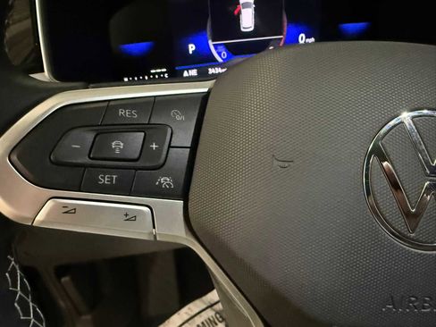 Certified 2025 Volkswagen Taos SE w/ Panoramic Sunroof Package image 29