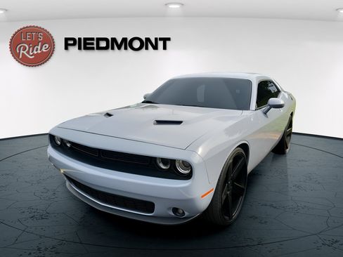 Used 2020 Dodge Challenger SXT w/ Driver Convenience Group RWD image 1