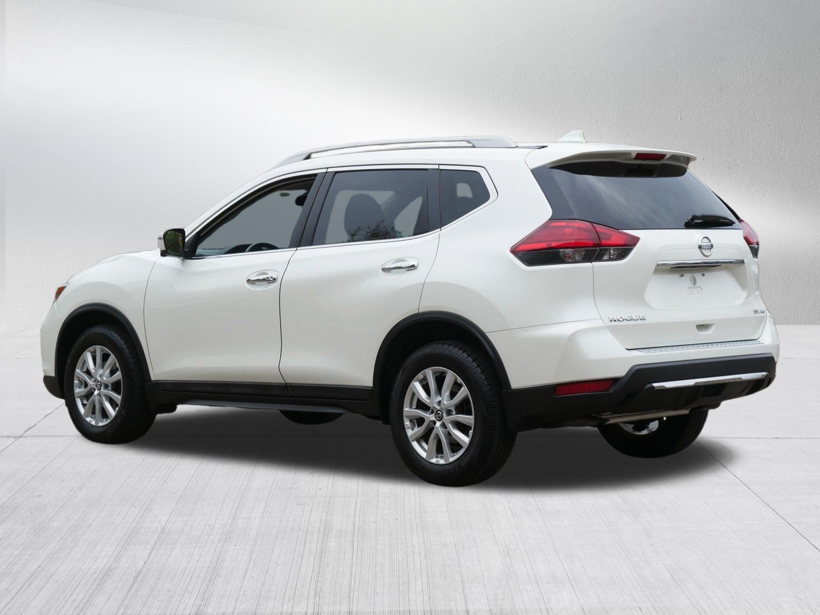 Certified 2017 Nissan Rogue SV w/ SV Premium Package AWD/4WD image 5