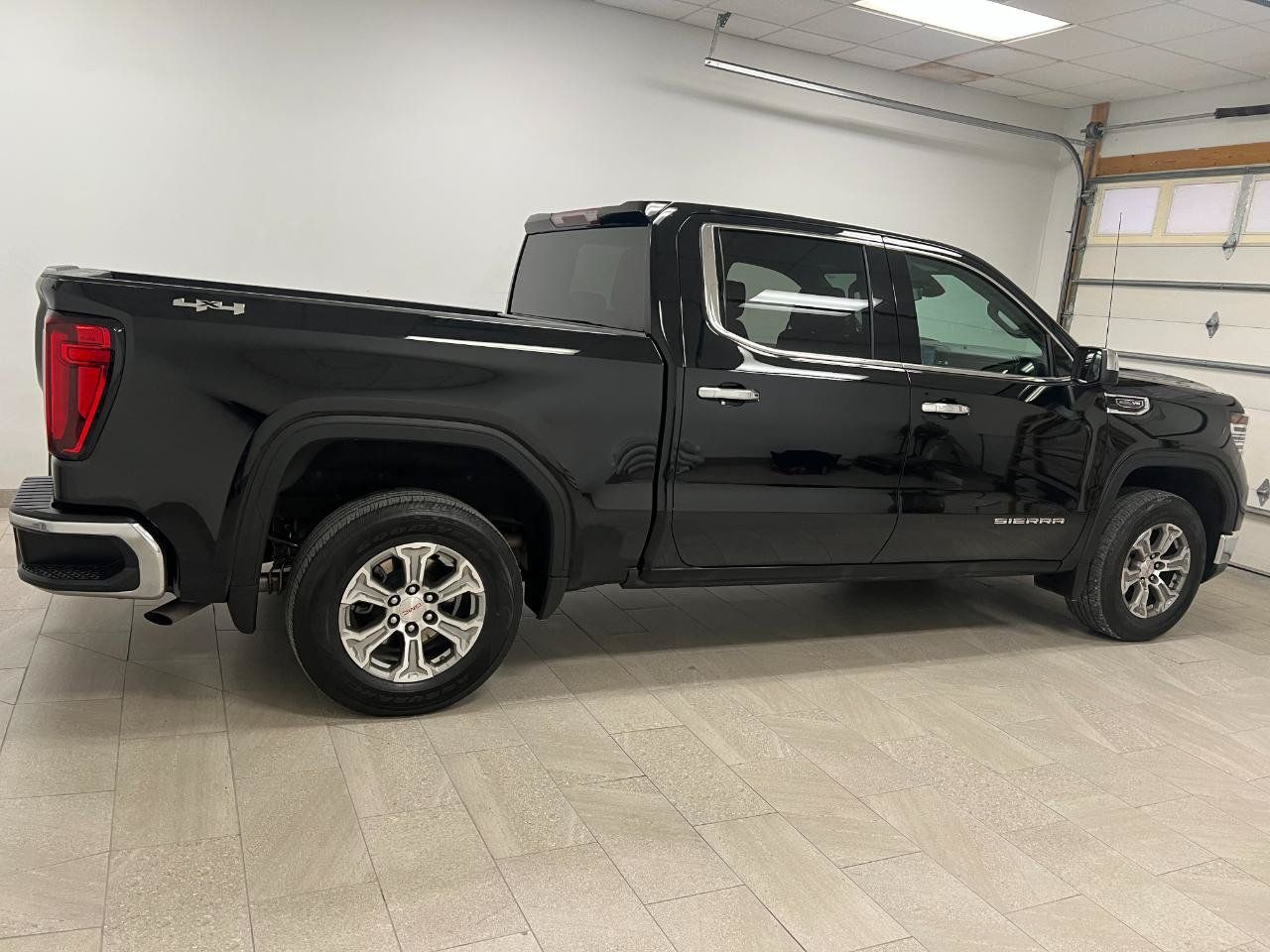 Used 2025 GMC Sierra 1500 SLT AWD/4WD image 11