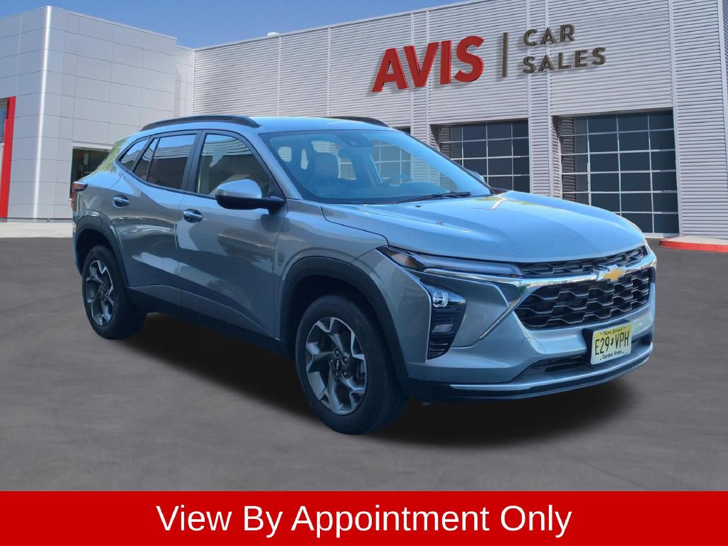 Used 2025 Chevrolet Trax LT w/ LT Convenience Package FWD image 3