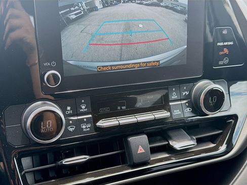 Used 2023 Toyota Highlander LE FWD image 14