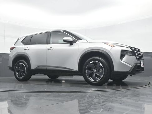 Used 2025 Nissan Rogue SV AWD/4WD image 32