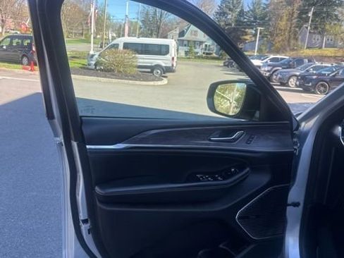 Used 2023 Jeep Grand Cherokee Overland image 15