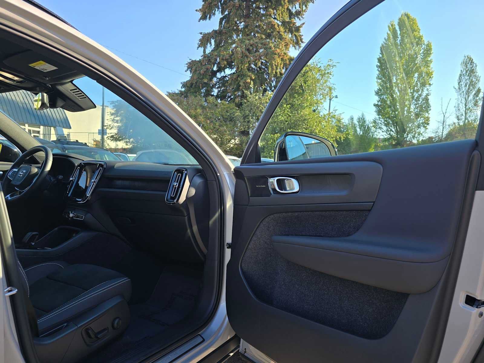 Used 2023 Volvo XC40 Recharge Ultimate AWD/4WD image 12