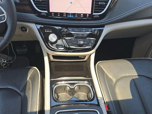 Used 2023 Chrysler Pacifica Limited w/ Uconnect Theater Family Group FWD image 9