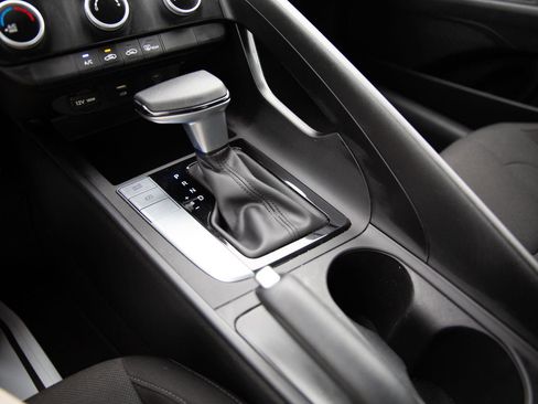 Used 2025 Hyundai Elantra SE image 15