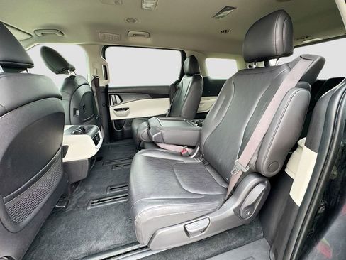 Used 2023 Kia Carnival LX image 30