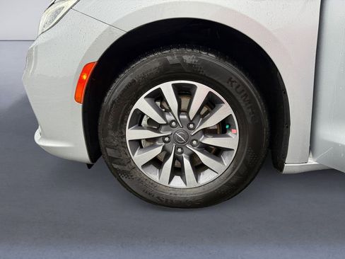 Certified 2024 Chrysler Pacifica Select image 11