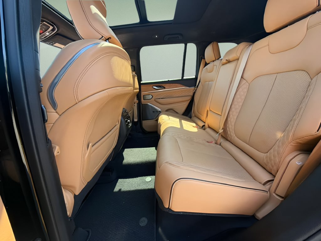 Used 2023 Jeep Grand Cherokee Summit AWD/4WD image 19