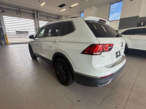 Used 2022 Volkswagen Tiguan SE w/ Panoramic Sunroof Package FWD image 3