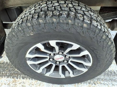 Used 2022 GMC Sierra 1500 AT4 w/ AT4 Premium Package image 9