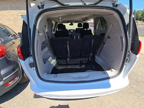 Used 2023 Chrysler Voyager LX FWD image 5