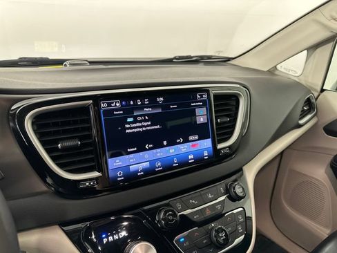 Certified 2024 Chrysler Pacifica Touring-L FWD image 24
