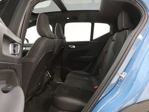 Used 2025 Volvo XC40 B5 Plus image 32