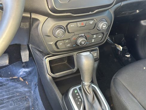 Used 2018 Jeep Renegade Latitude image 18