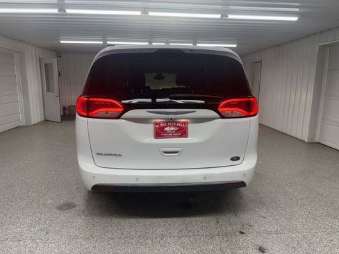 Used 2017 Chrysler Pacifica Touring-L image 5