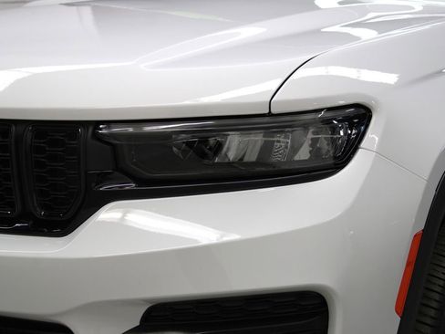 Used 2025 Jeep Grand Cherokee Altitude image 37