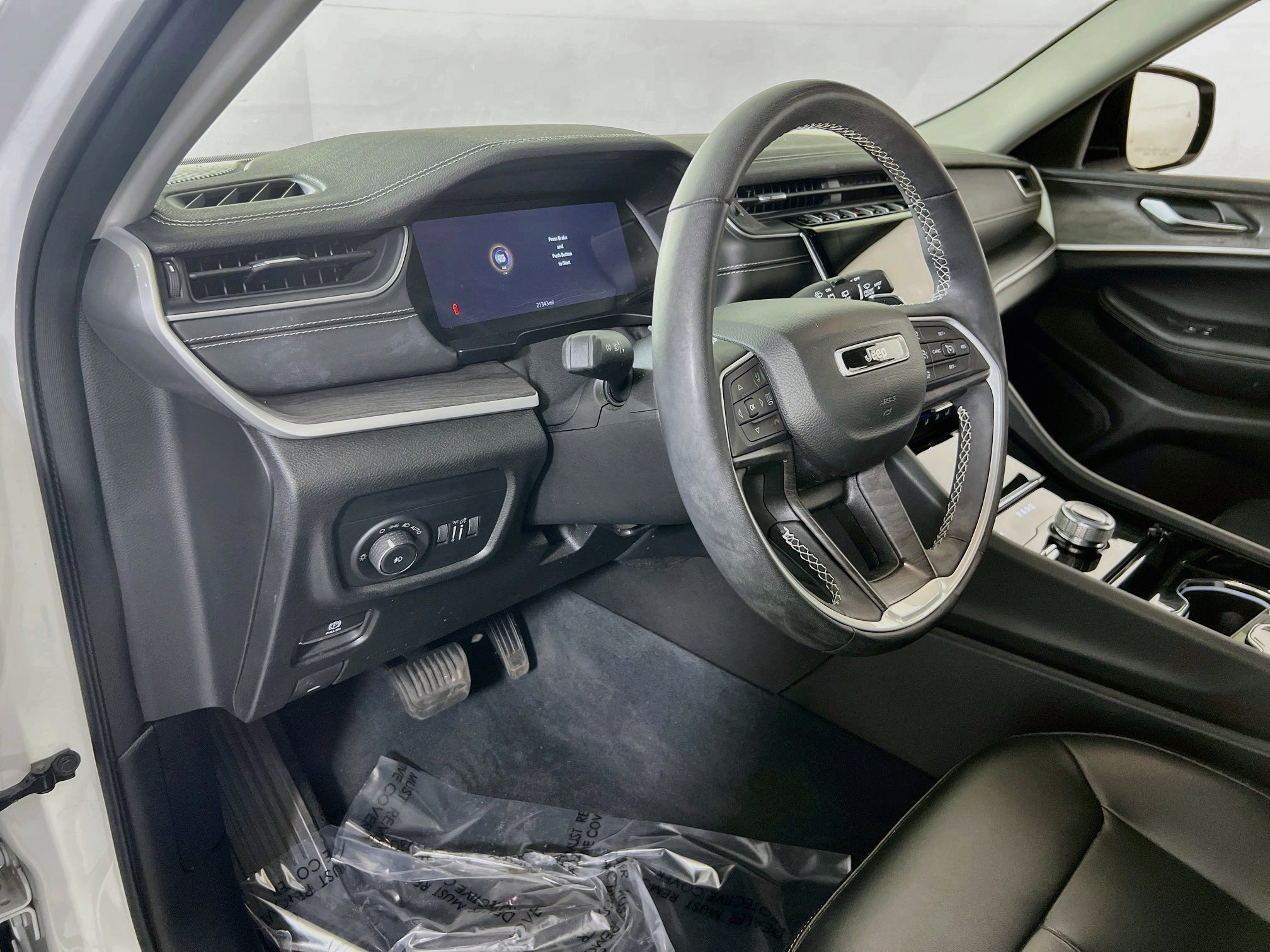 Used 2023 Jeep Grand Cherokee L Limited w/ Black Appearance Package AWD/4WD image 9