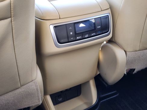 Used 2018 Toyota Highlander XLE image 40