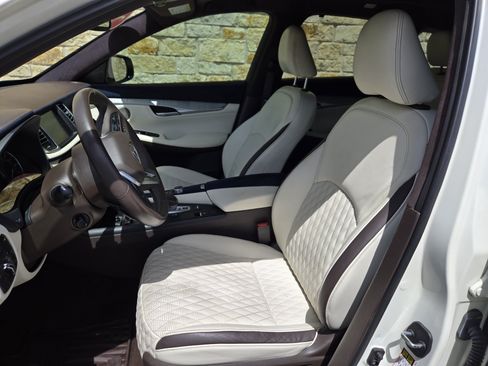 Used 2019 INFINITI QX50 Essential w/ Sensory Package AWD/4WD image 5