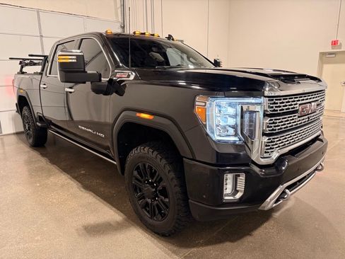 Used 2021 GMC Sierra 2500 Denali w/ Denali Black Diamond Edition AWD/4WD image 3
