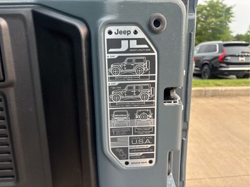 Used 2024 Jeep Wrangler Unlimited w/ Convenience Group AWD/4WD image 12