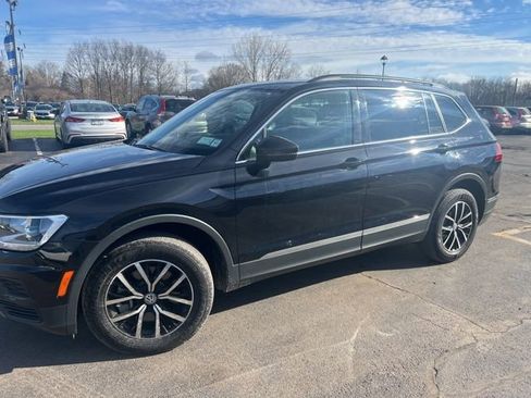 Used 2021 Volkswagen Tiguan SE w/ Panoramic Sunroof Package image 4