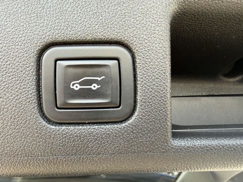 Used 2020 Chevrolet Equinox LT image 2