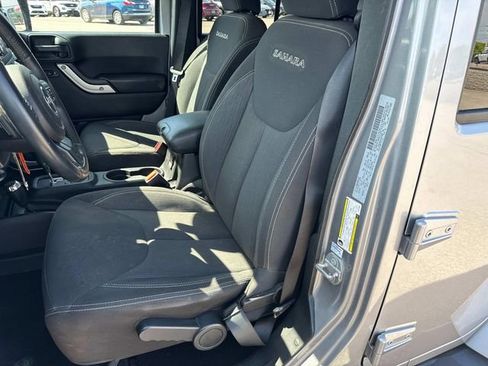 Used 2018 Jeep Wrangler Unlimited Sahara w/ Connectivity Group AWD/4WD image 28