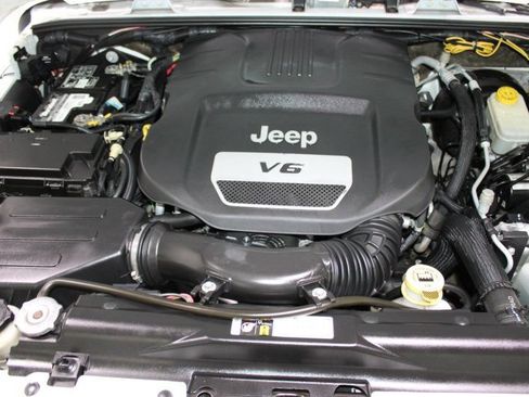 Used 2015 Jeep Wrangler Unlimited Rubicon w/ Connectivity Group AWD/4WD image 38